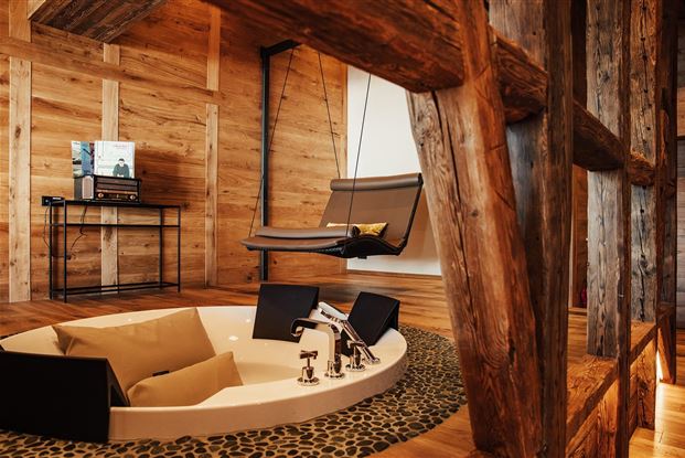 Bathtub with lounger