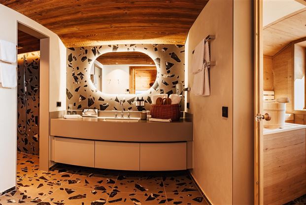 Stylisches Badezimmer mit Sauna